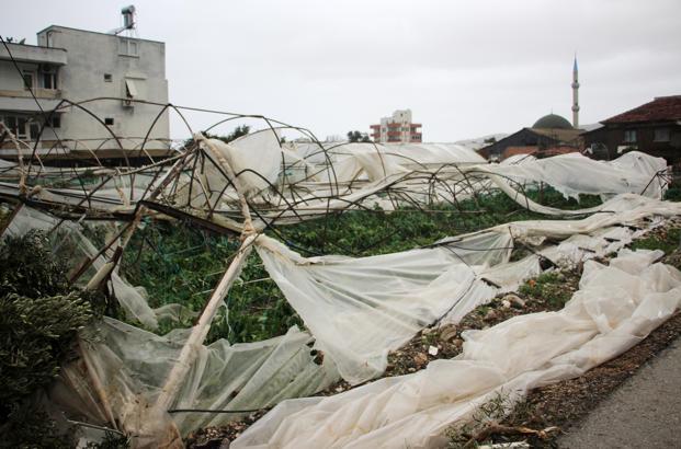 Antalya'da peş peşe hortumlar; seralar yıkıldı, çatılar uçtu / Ek fotoğraflar