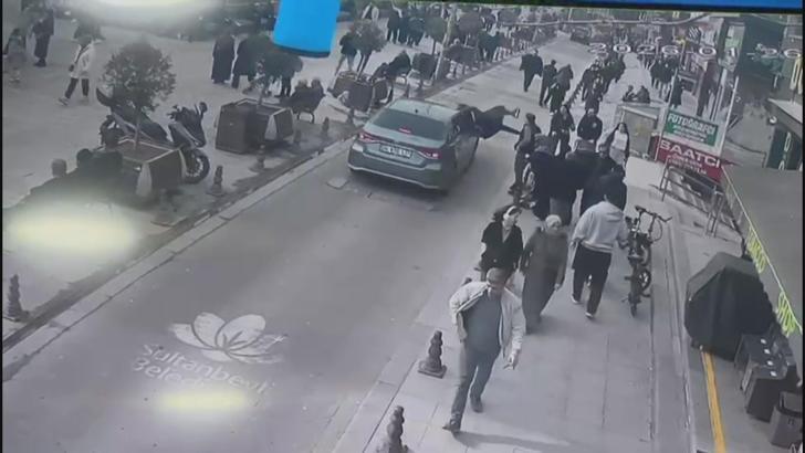 İstanbul- Sultanbeyli'de otomobilin çarptığı kadın takla attı; kaza kamerada