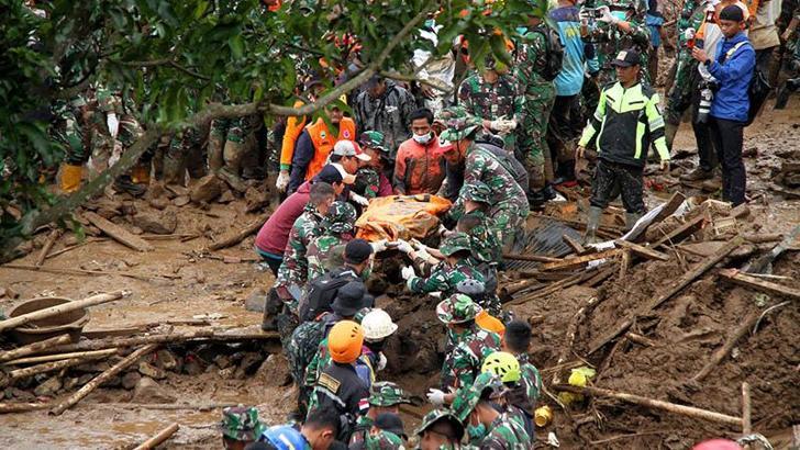 Endonezya’da toprak kaymasında hayatını kaybedenlerin sayısı 48’e yükseldi