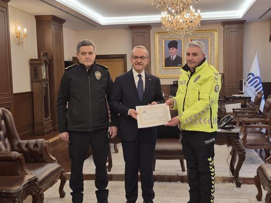 Ayağındaki çorabı üşüyen çocuğa veren polise teşekkür plaketi