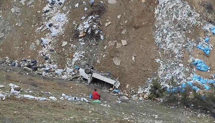 Kamyonet şarampole devrildi: 2 yaralı