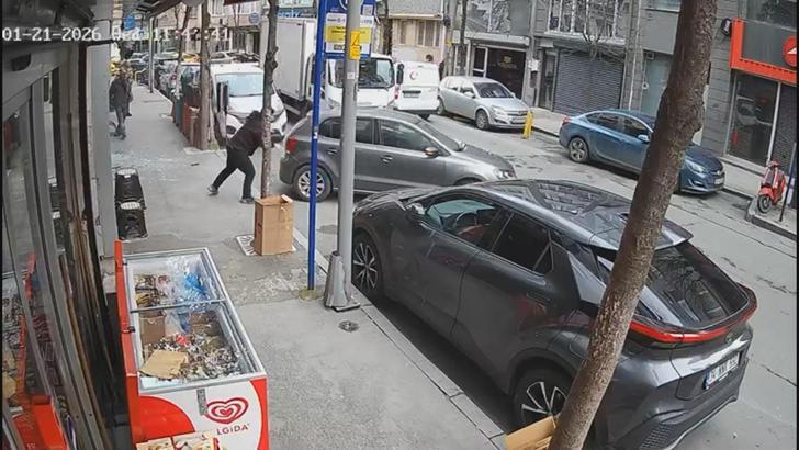 İstanbul - Şişli'de sürücüsünün fren yerine gaza bastığı otomobil kuaför dükkanına girdi