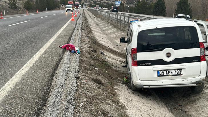 Kütahya’da hafif ticari araç refüjdeki su tahliye kanalına düştü; 2’si çocuk 3 yaralı