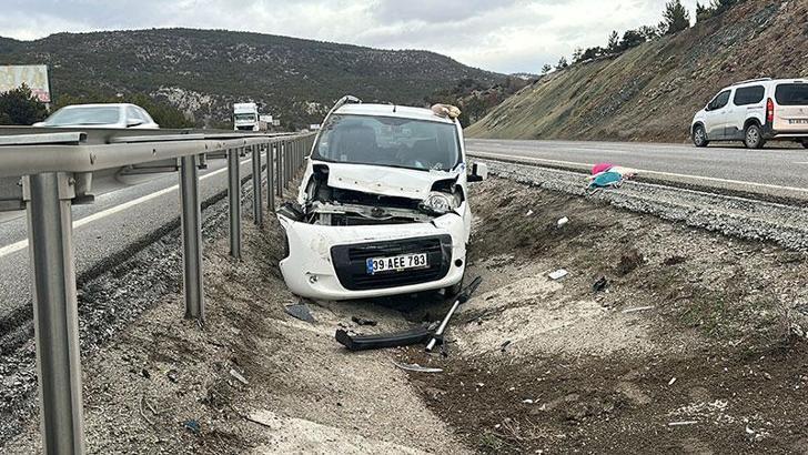 Kütahya’da hafif ticari araç refüjdeki su tahliye kanalına düştü; 2’si çocuk 3 yaralı