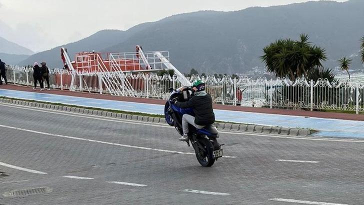 Muğla’da motosikletiyle tek teker üzerinde ilerleyen sürücüye ceza