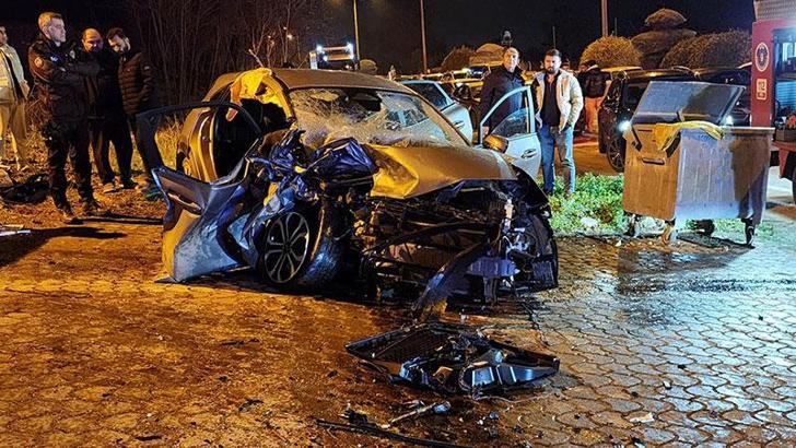 Bursa'da iki otomobil kafa kafaya çarpıştı: 3 yaralı