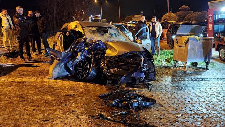 Bursa'da iki otomobil kafa kafaya çarpıştı: 3 yaralı