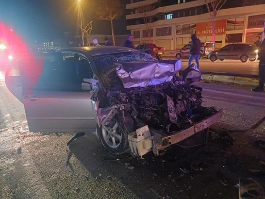 Çorum'da çekiciye arkadan çarpan otomobilin sürücüsü yaralandı