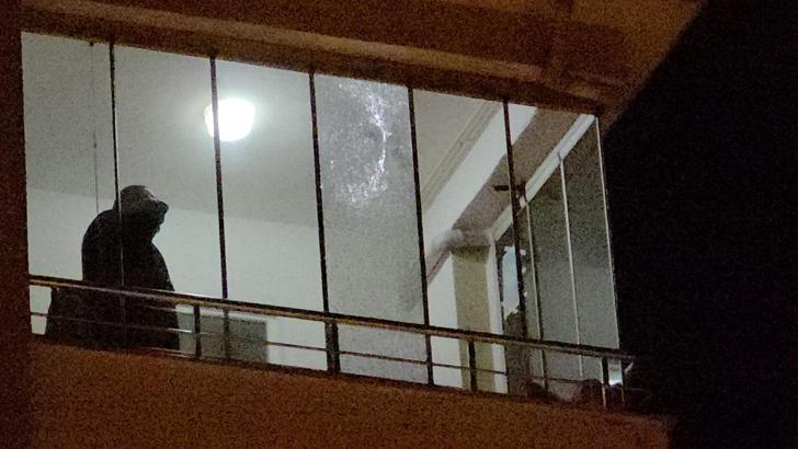 Yorgun mermi 5'inci kattaki dairenin balkonuna isabet etti