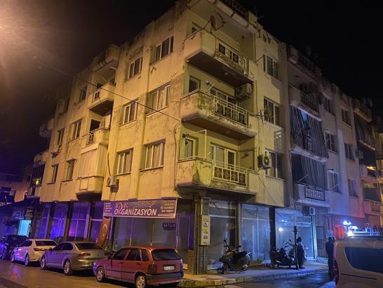 Manisa’da 4 katlı binada yangın