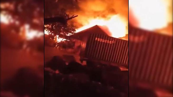 Endonezya’da fabrika yangını