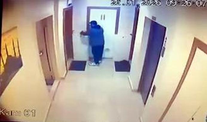 İstanbul- Esenyurt'ta sitedeki yardım kutusunu çalan şüpheli kamerada