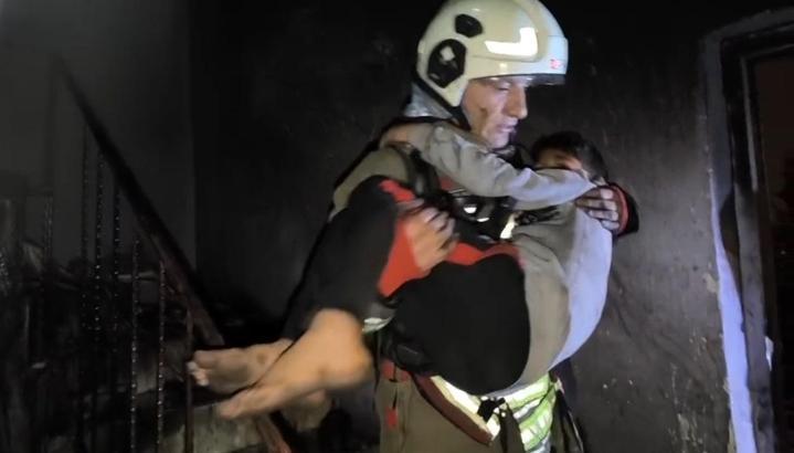 İtfaiye, yangında dumandan etkilenen 5'i çocuk 7 kişiyi kurtardı