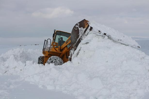 Karlıova’da karla mücadele sürüyor