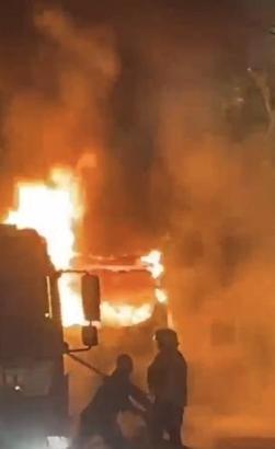 İstanbul- Bahçelievler'de yanan minibüs hurdaya döndü