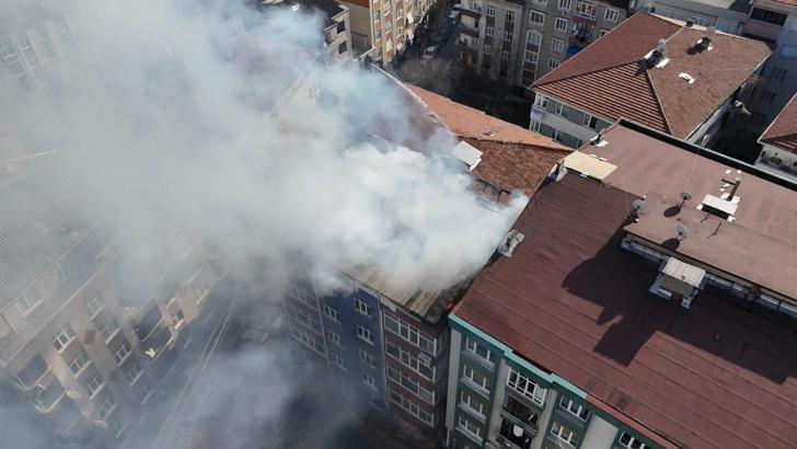 İstanbul – Esenler’de 5 katlı binanın çatı katında çıkan yangın söndürüldü