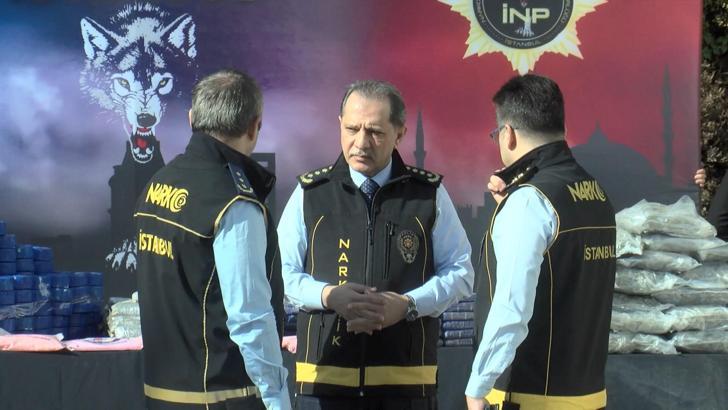 İstanbul- İstanbul'da 14 ilçede düzenlenen uyuşturucu operasyonunda ele geçirilenler emniyette sergilendi