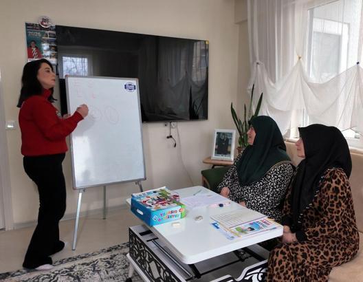 Ergene Belediyesi’nden kurslara gelemeyenler için evlerde ‘okuma-yazma’ eğitimi