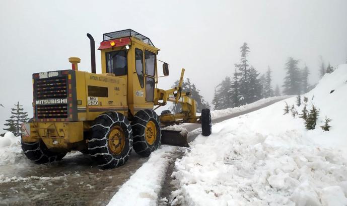 Taşatan yolunda mahsur kalan araçlar kurtarıldı