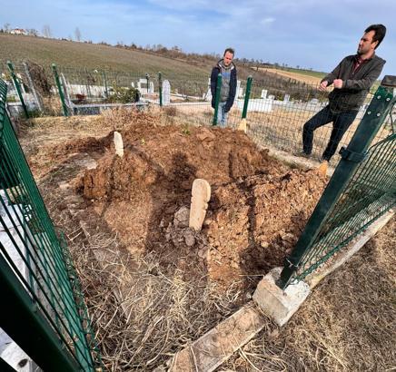 10 günlük yaşam savaşını yitiren Burcu, aynı kazada ölen babasının mezarının yanına defnedildi