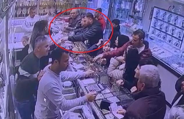 Tabancayla kuyumcuya girip 100 gram altını aldı, havaya ateş açıp kaçtı (2)