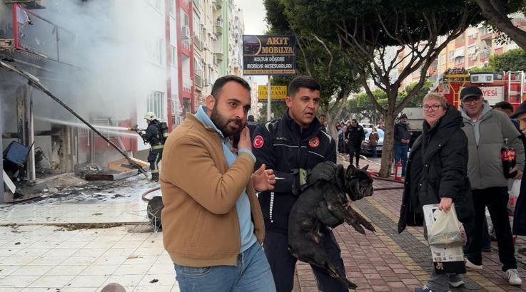 Atölyedeki yangında 4 köpeği itfaiye erleri kurtardı