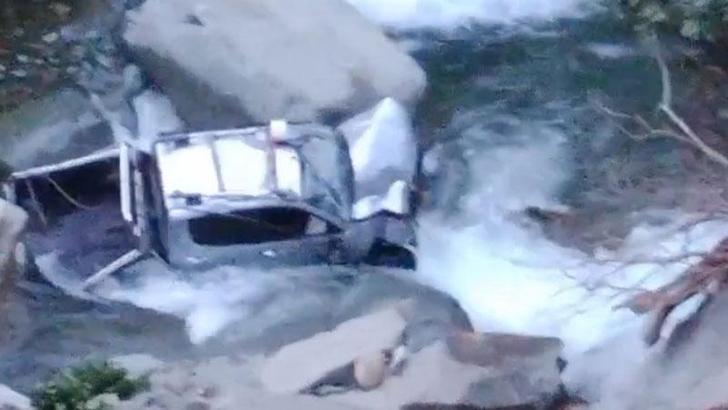 Rize'de kamyonet dereye yatağına düştü: 2 yaralı