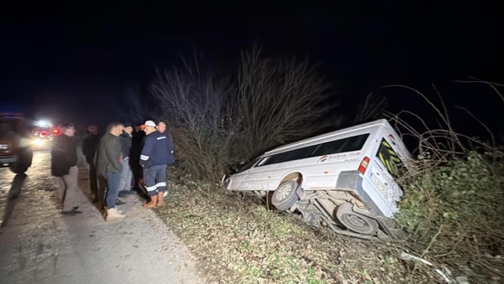 Bartın'da minibüs şarampole devrildi; 4 yaralı