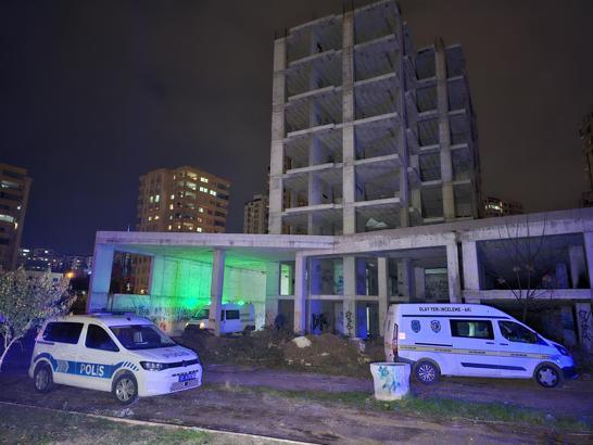 2 metre derinliğinde su biriken inşaatın bodruma düşüp, boğuldu