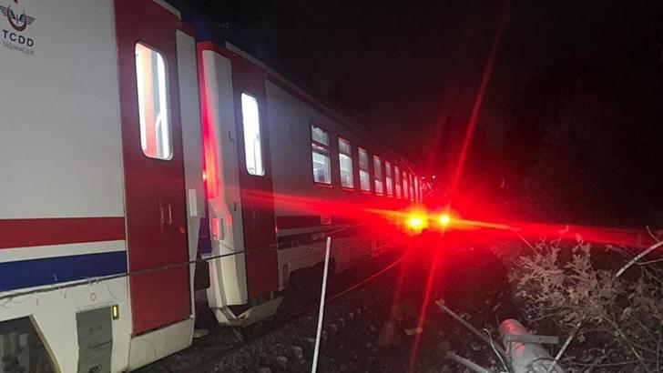 Balıkesir’de toprak kaydı, yolcu treni raydan çıktı: 1 yaralı