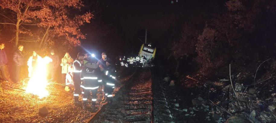 Balıkesir’de toprak kaydı, yolcu treni raydan çıktı: 1 yaralı / Ek fotoğraflar