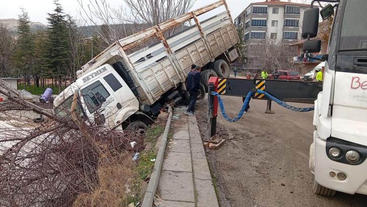 Freni tutmayan kamyon, otomobile çarpıp çitlerde asılı kaldı