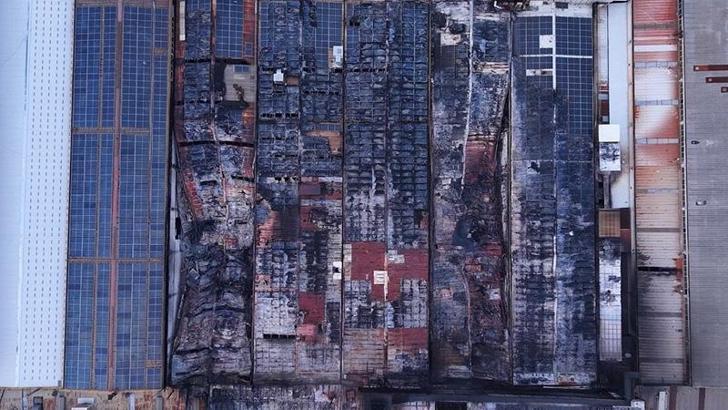 Alevlere müdahale eden 12 itfaiyeci dumandan etkilendi; yanan fabrika havadan görüntülendi