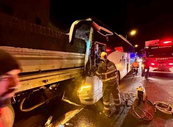 Yolcu otobüsü, TIR'a çarptı; muavin öldü, 3 yaralı