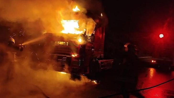 Şanlıurfa’da TIR alev alev yandı