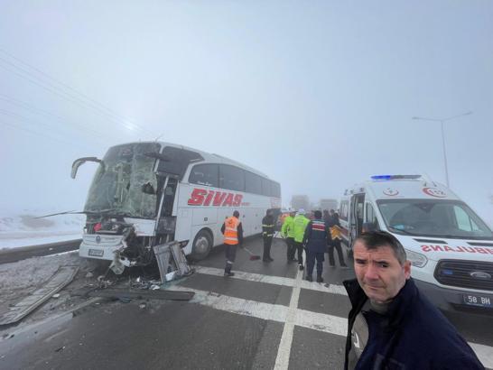 Sivas'ta 4 araç zincirleme kazaya karıştı; 7 yaralı