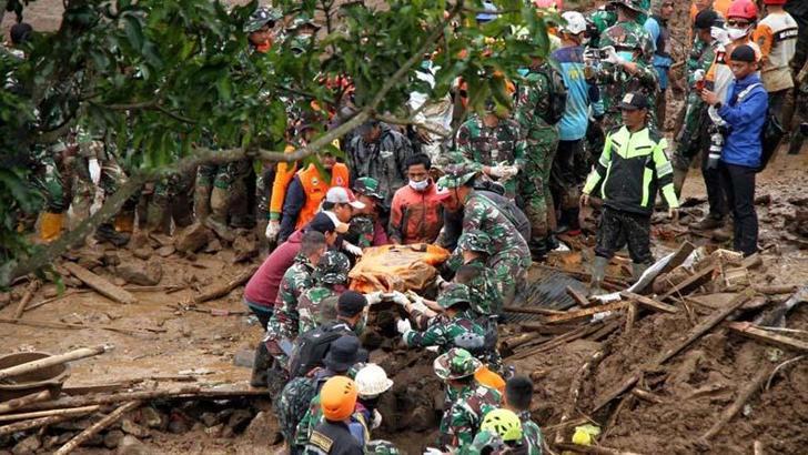 Endonezya’daki toprak kaymasında hayatını kaybedenlerin sayısı 53’e yükseldi
