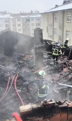 Elazığ’da iki katlı evin çatısında yangın