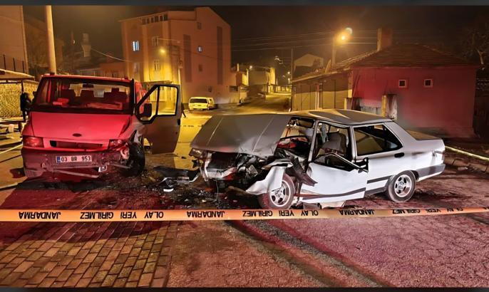 Kamyonet ile otomobil çarpıştı: 3 yaralı