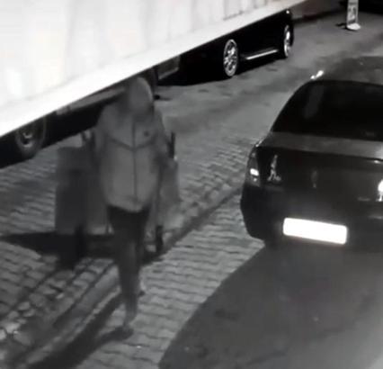 El arabası ile dondurma dolabını çaldı; o anlar kamerada