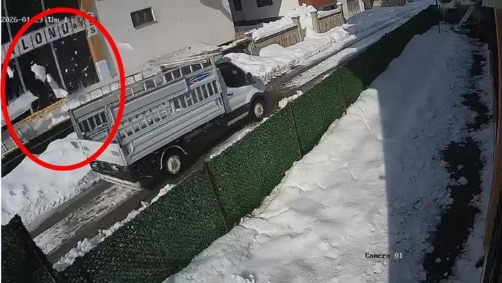 Çatıdan düşen kar kütlesi iş yerinin tabelasını devirdi