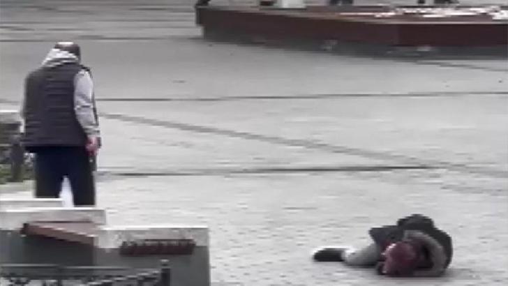 Fatih Mısır Çarşısı'nın giriÅŸinde silahlı saldırı; vurduÄŸu kiÅŸinin başında bekledi