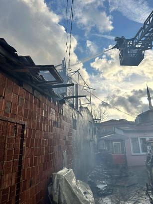 Keşan’da tek katlı evin çatısında çıkan yangın söndürüldü