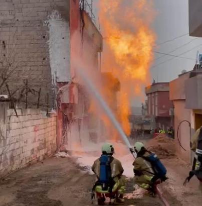 Altyapı çalışmasında doğal gaz hattında patlama oldu; mahsur kalanları itfaiye kurtardı
