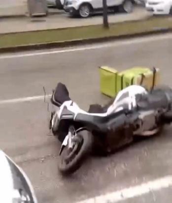 Bursa’da rüzgar, park halindeki motosikleti devirdi