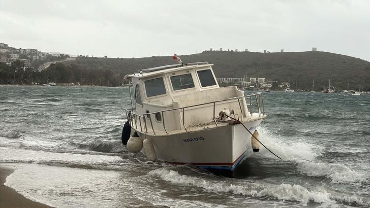 Bodrum’da fırtına; tekne karaya vurdu, feribot seferleri iptal edildi
