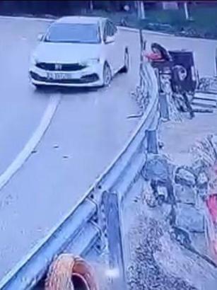 Virajlı yolda otomobilin bariyerlere çarptığı kaza kamerada