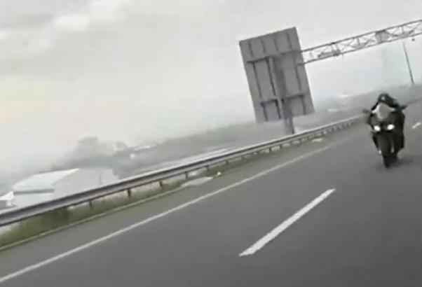 Bakan Yerlikaya: Otoyolda aşırı hız yapan motosiklet sürücüsü yakalandı