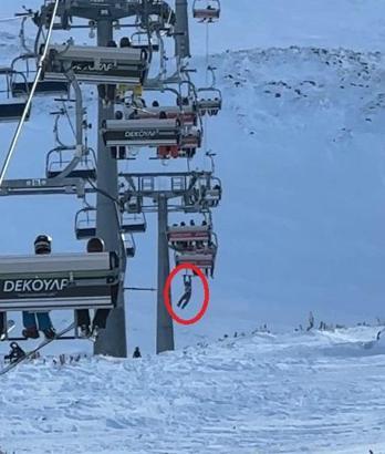 Düşen snowboardını almak için atlamaya çalıştığı telesiyejde asılı kaldı; o anlar kamerada