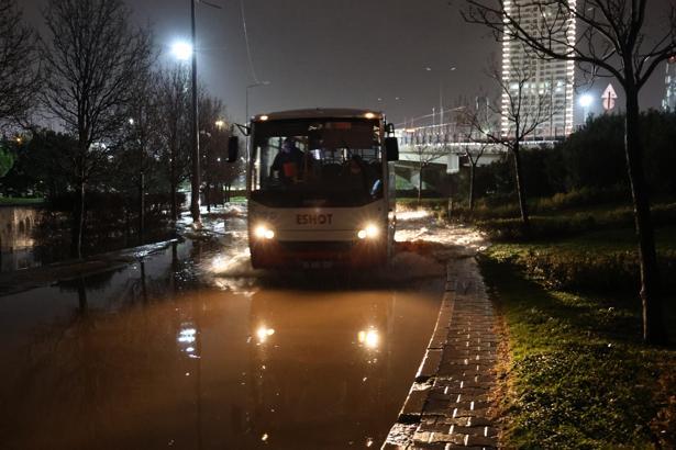 İzmir’de sağanak: Yollar göle döndü, ev ve iş yerlerini su bastı